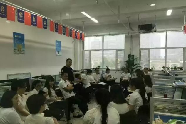 家人們開展學(xué)習(xí)探討活動(dòng)。 