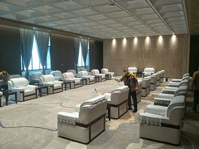 乾港集團的施工師傅們正在進行除甲醛施工 乾港集團的施工師傅們正在進行除甲醛施工