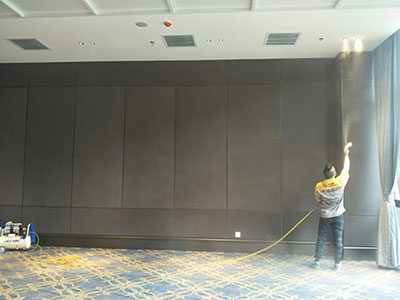 乾港集團的施工師傅們正在進行除甲醛施工 乾港集團的施工師傅們正在進行除甲醛施工