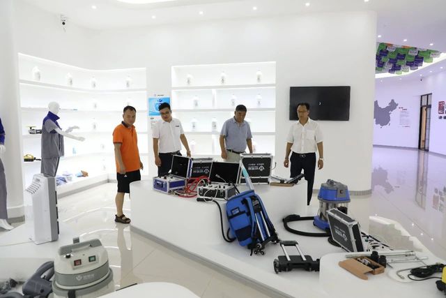 中國(guó)科學(xué)院專(zhuān)家參觀(guān)乾港集團(tuán) 中國(guó)科學(xué)院專(zhuān)家參觀(guān)乾港集團(tuán)