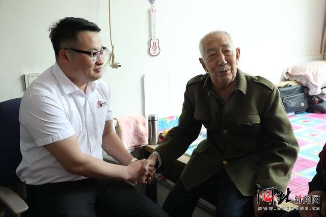 安俊峰慰問(wèn)老兵 安俊峰慰問(wèn)老兵